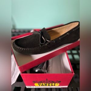 Women's size 10M black suede Vaneli flats